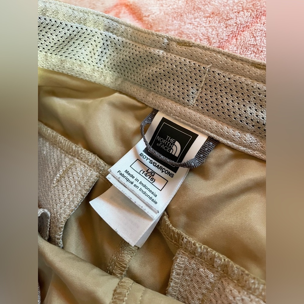 🌄 The North Face Boy’s Khaki Cargo Pants with Zip-off Bottoms 🌄 - Picture 3 of 5